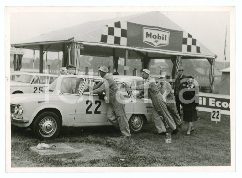 Fotografia d epoca originale 1965 ca MOBIL ECONOMY RUN Tecnici spingono ALFA ROMEO Giulia 1300 JOLLY CLUB 1