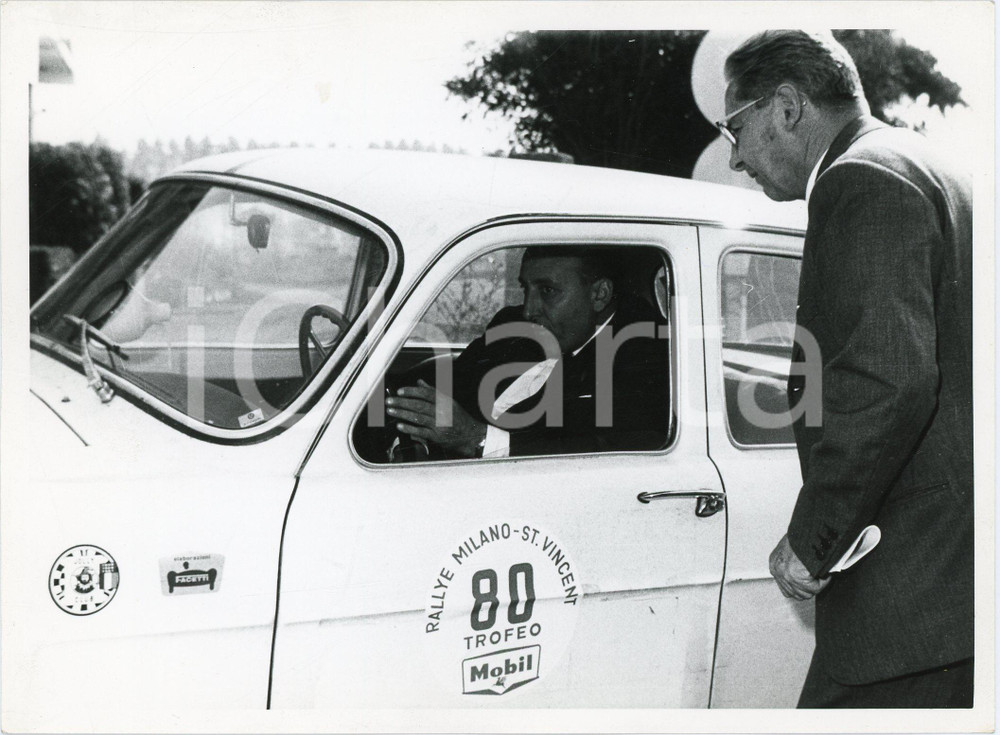 Fotografia d epoca originale 1965 RALLY MILANO SAINT VINCENT Trofeo MOBIL Mario ANGIOLINI in auto JOLLY CLUB 1