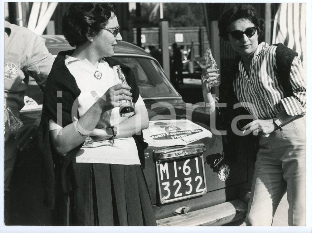 Fotografia d epoca originale 1960 ca MOBIL ECONOMY RUN Renata ANGIOLINI beve COCA COLA Jolly Club Foto 1