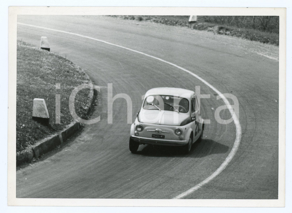 Fotografia d epoca originale 1965 ca RALLY  JOLLY CLUB Fiat 500 derapata in curva Foto 18x13 cm 1