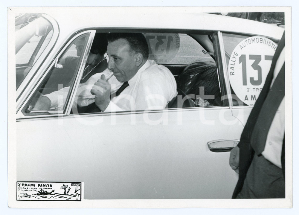 Fotografia d epoca originale 1960 ca 2Â° Rally RIALTO Trofeo AMOCO Mario ANGIOLINI su auto JOLLY CLUB Foto 1