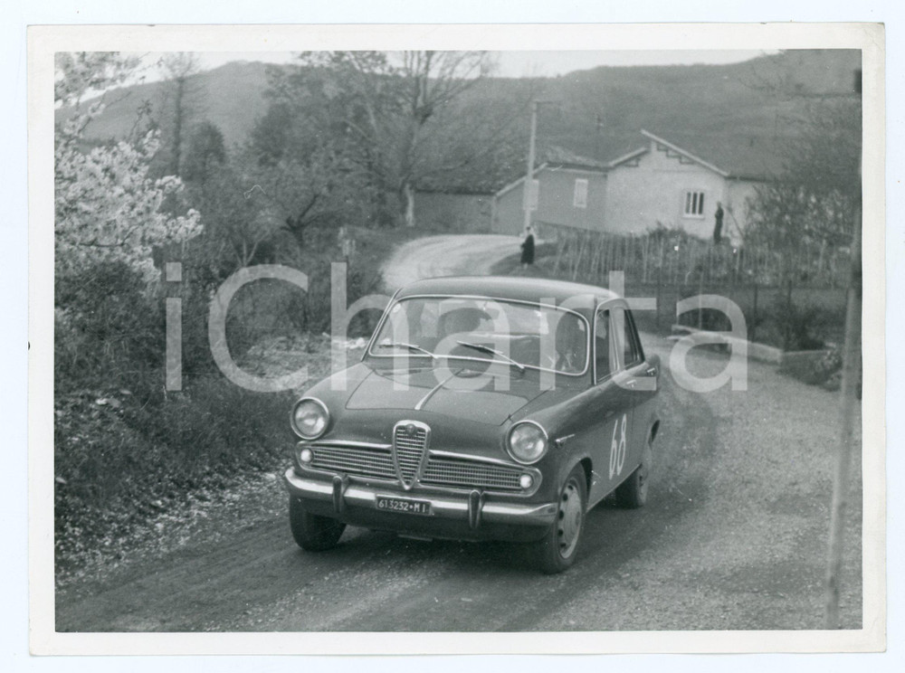 Fotografia d epoca originale 1965 ca ALFA ROMEO Giulietta Rally tra le cascine JOLLY CLUB Foto 18x13 1