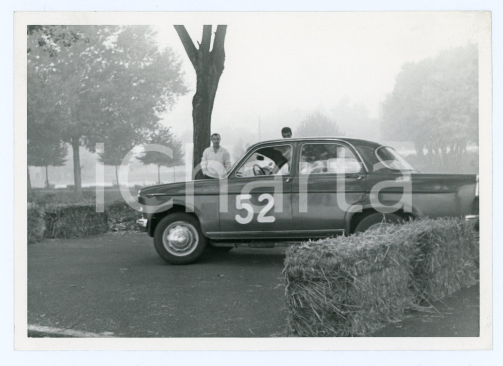 Fotografia d epoca originale 1965 ca RALLY Alfa Romeo Giulietta tra le ballette di paglia JOLLY CLUB Foto 1