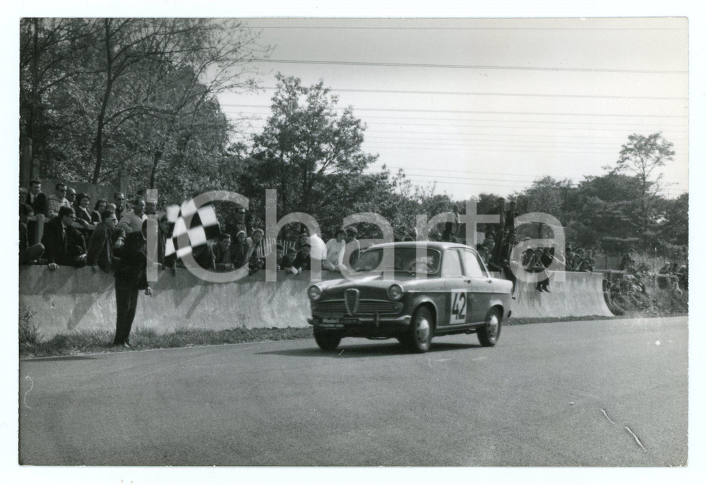 Fotografia d epoca originale 1965 ca RALLY Trofeo MOBIL Alfa Romeo Giulia 1300 sbandieratore JOLLY CLUB Foto 1