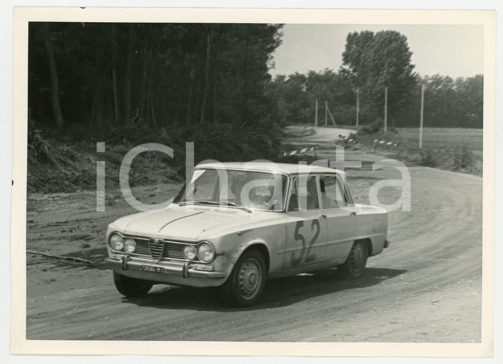Fotografia d epoca originale 1965 ca RALLY Alfa Romeo Giulia 1300 su strada di campagna JOLLY CLUB Foto 18x13 1