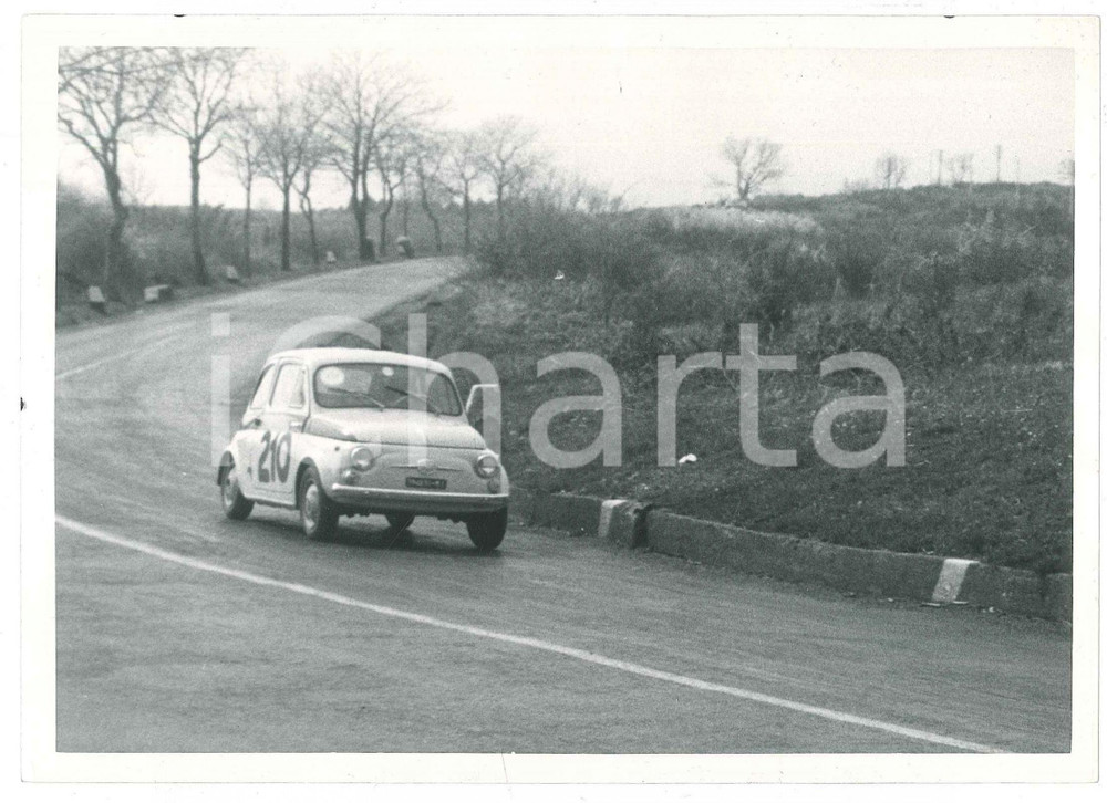 Fotografia d epoca originale 1965 ca RALLY Fiat 500 sosta in mezzo alla strada JOLLY CLUB Foto 18x13 cm 1