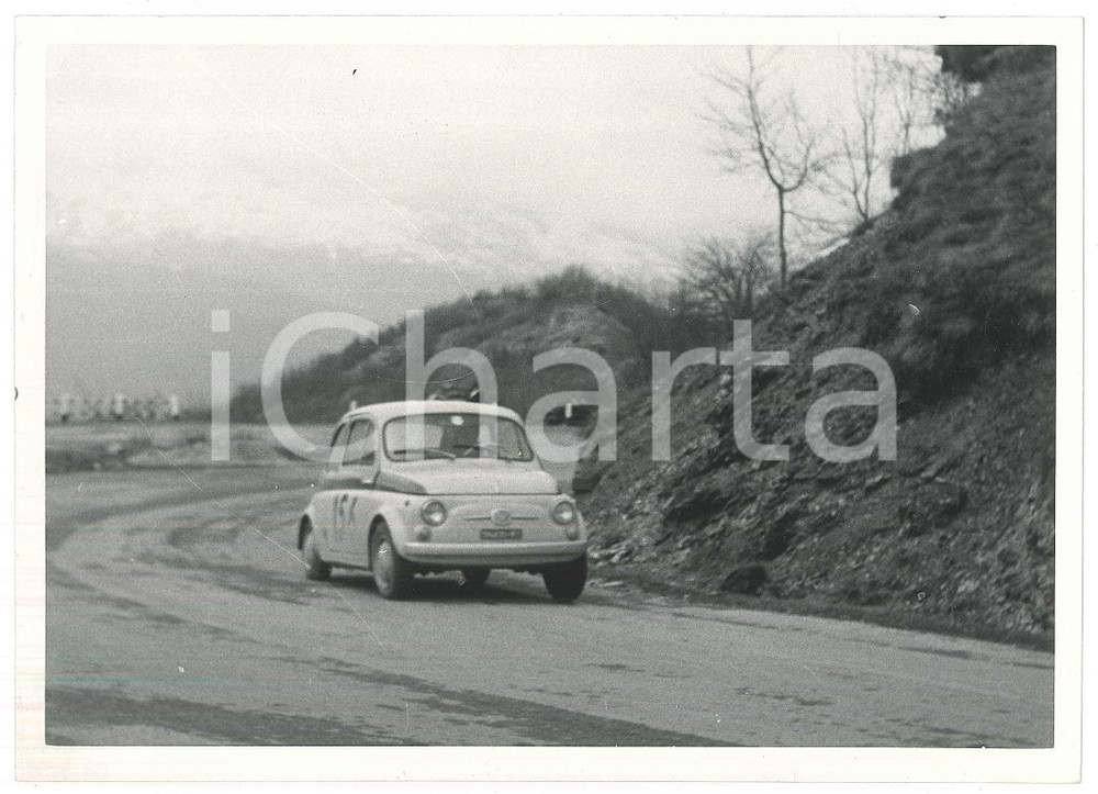 Fotografia d epoca originale 1965 ca RALLY Fiat 500 durante un trofeo JOLLY CLUB Foto 18x13 cm 1