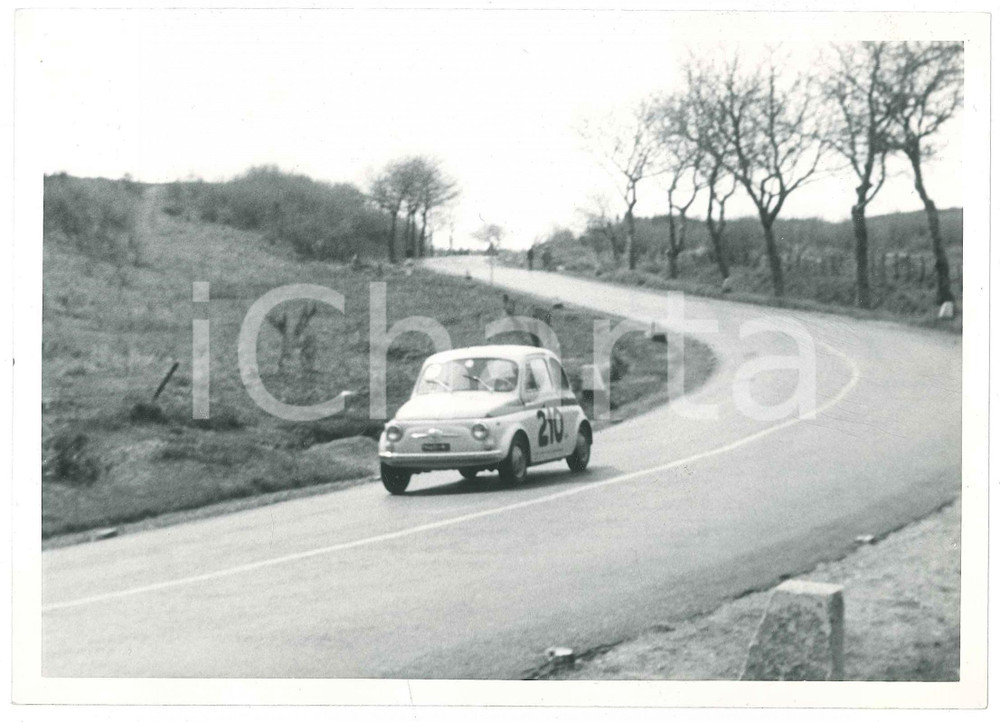 Fotografia d epoca originale 1965 ca RALLY Fiat 500 affronta la curva JOLLY CLUB Foto 18x13 cm 1