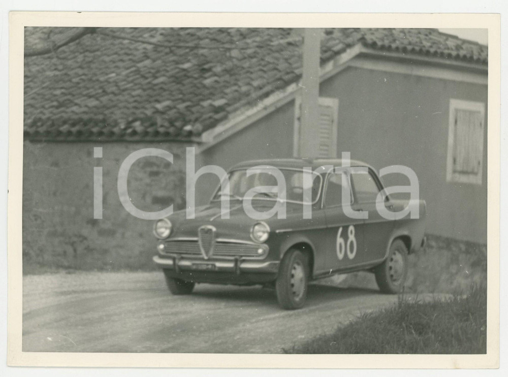 Fotografia d epoca originale 1965 ca RALLY Alfa Romeo Giulia 1300 attraversa il paese JOLLY CLUB Foto 18x13 1