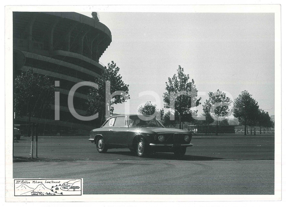 Fotografia d epoca originale 1964 MILANO Stadio SAN SIRO Alfa Romeo Giulia sprint GT 1300 Rally SAINT VINCENT 1