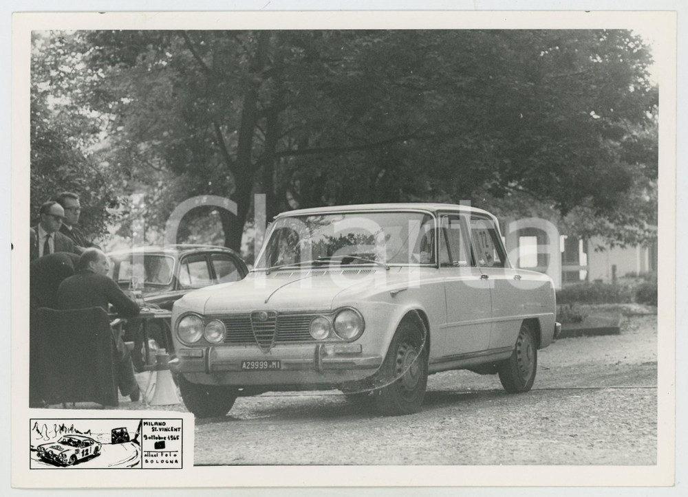 Fotografia d epoca originale 1965 MILANO  SAINT VINCENT Giudici di gara e Alfa Romeo Giulia 1300 JOLLY CLUB 1