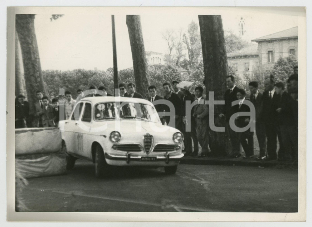 Fotografia d epoca originale 1961 LUCCA IV Rally Nazionale JOLLY CLUB Pubblico guarda Alfa Romeo GIULIETTA 1