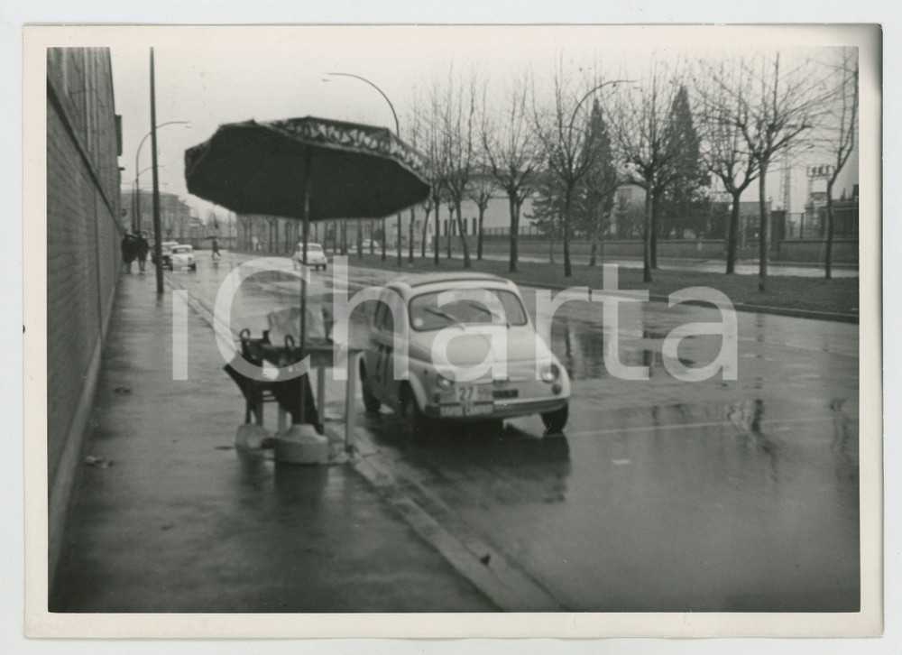 Fotografia d epoca originale 1960 ca MILANO SANREMO Trofeo Davide CAMPARI Fiat 500 AUTOMOBILISMO 1