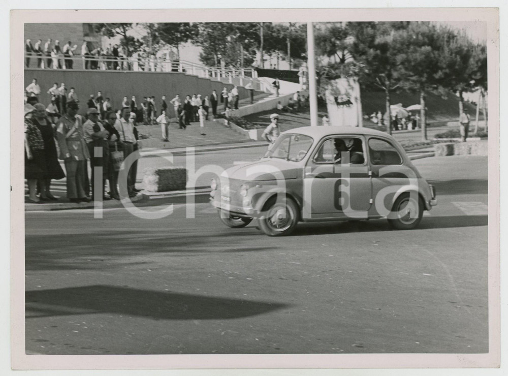 Fotografia d epoca originale 1960 ca 2Â° Rally CHIANCIANO TERME Pubblico ammira Fiat 500 JOLLY TEAM Foto 1