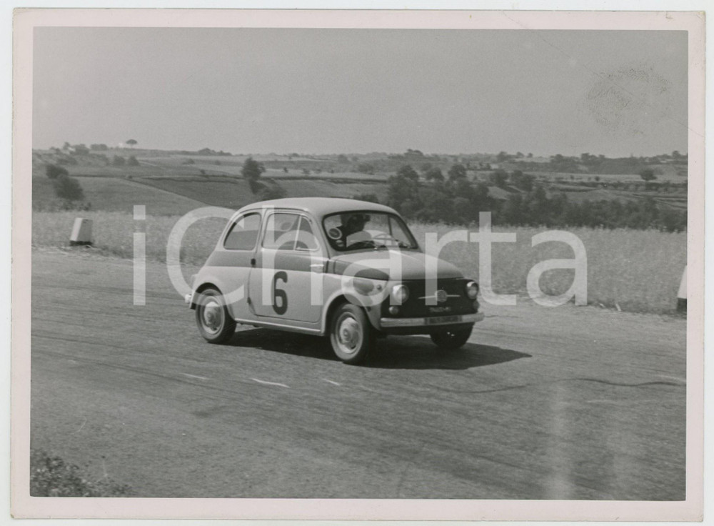 Fotografia d epoca originale 1960 ca 2Â° Rally CHIANCIANO TERME Fiat 500 attraversa campagna JOLLY TEAM Foto 1