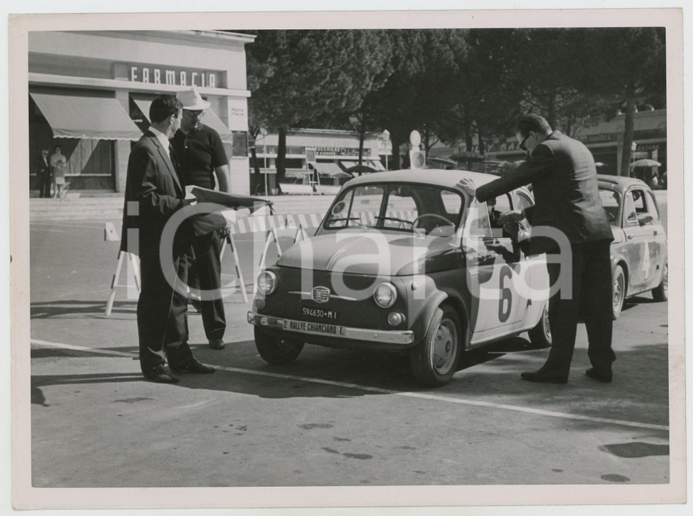 Fotografia d epoca originale 1960 ca 2Â° Rally CHIANCIANO TERME Giudici controllano Fiat 500 JOLLY TEAM Foto 1