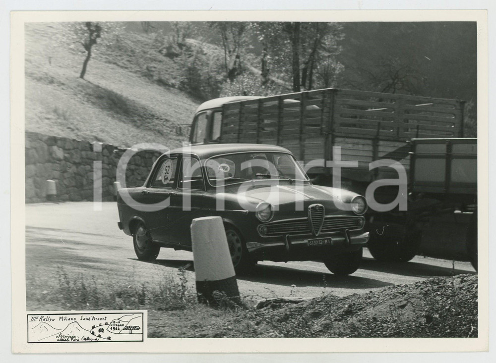 Fotografia d epoca originale 1964 III RALLY MILANO SAINT VINCENT Alfa Romeo Giulietta parcheggiata JOLLY TEAM 1