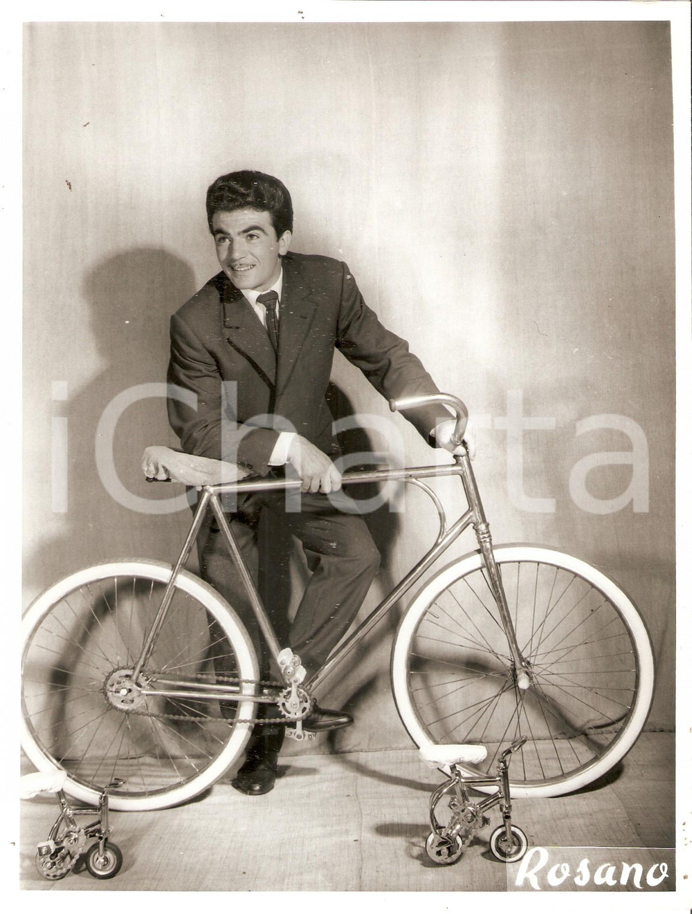 Fotografia d epoca originale 1960 ca FRANCE CIRCUS ROMANO JR  Acrobata ballerino in bici Foto seriale 1