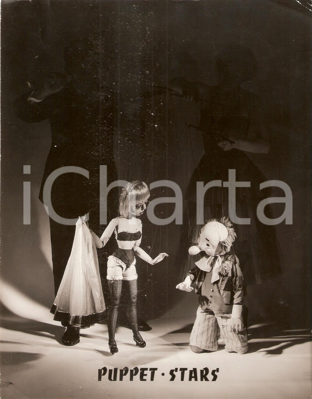 Fotografia d epoca originale 1960 ca CIRCUS PUPPET STARS Sexy marionetta con un ammiratore Foto 18x24 cm 1
