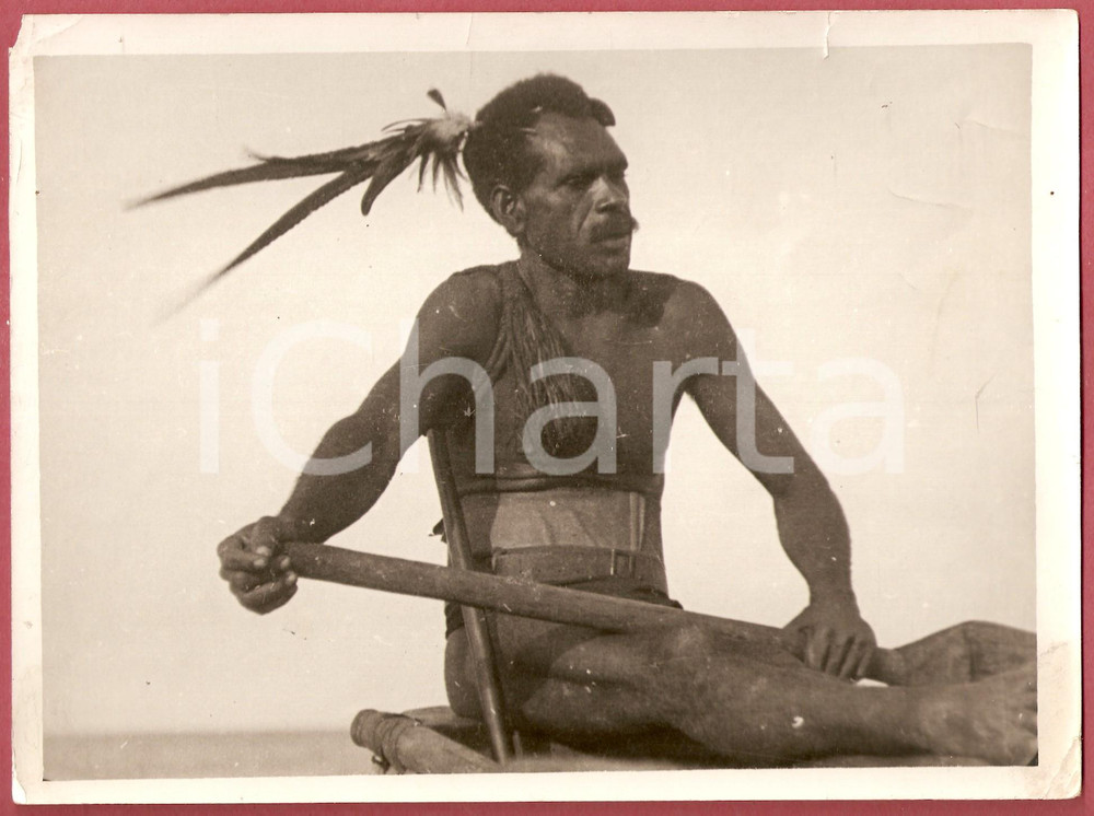 Fotografia d epoca originale 1965 ca AUSTRALIA Documentary about ABORIGINAL Man on a canoe Photo 24x18 cm 1