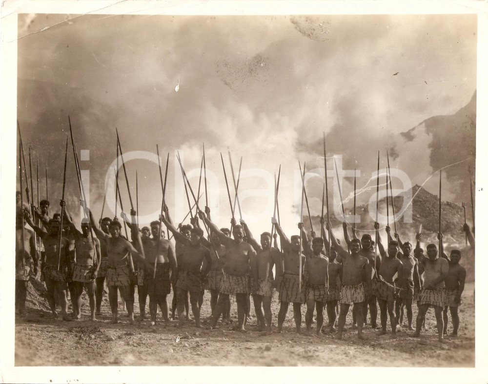 Fotografia d epoca originale 1965 ca AUSTRALIA Documentary about ABORIGINAL Warriors raise their spears Photo 1