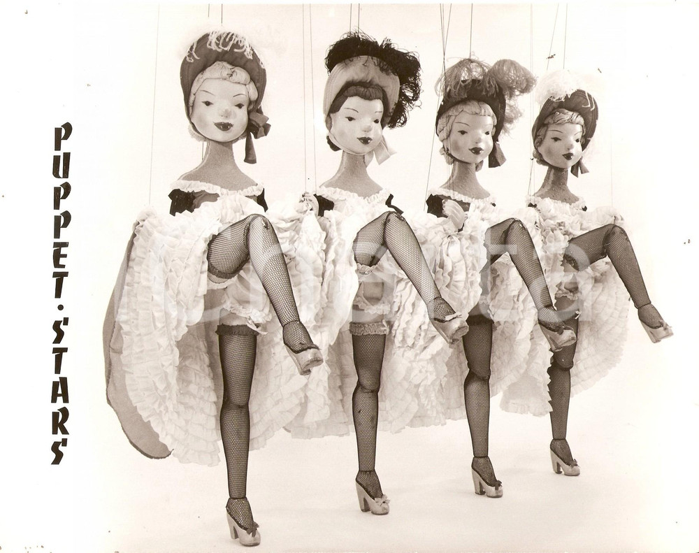 Fotografia d epoca originale 1960 ca CIRCUS PUPPET STARS Marionette ballano il can can Foto 24x18 cm 1