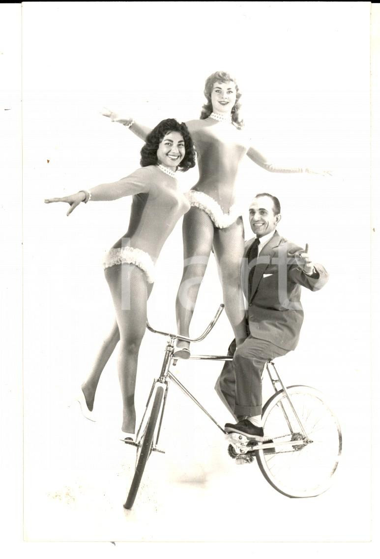 Cartolina originale da collezione 1955 ca PARIS CIRCO Acrobata con due ballerine Foto seriale VINTAGE 9x14 1