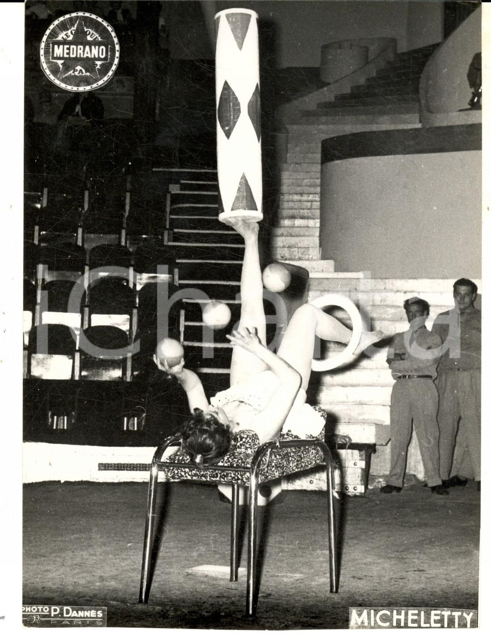 Fotografia d epoca originale 1960 ca PARIS CIRQUE MEDRANO Acrobazie di MICHELETTY Foto P. DANNES 13x18 1