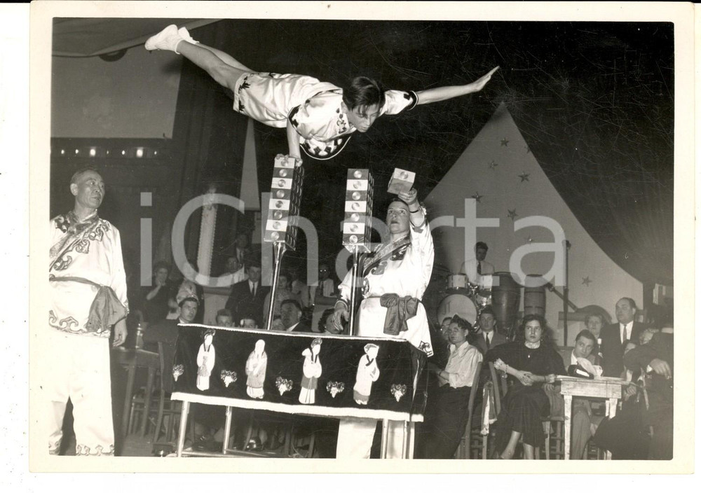 Fotografia d epoca originale 1960 ca FRANCE CIRCUS Un numero di acrobati cinesi Foto VINTAGE 18x14 cm 1