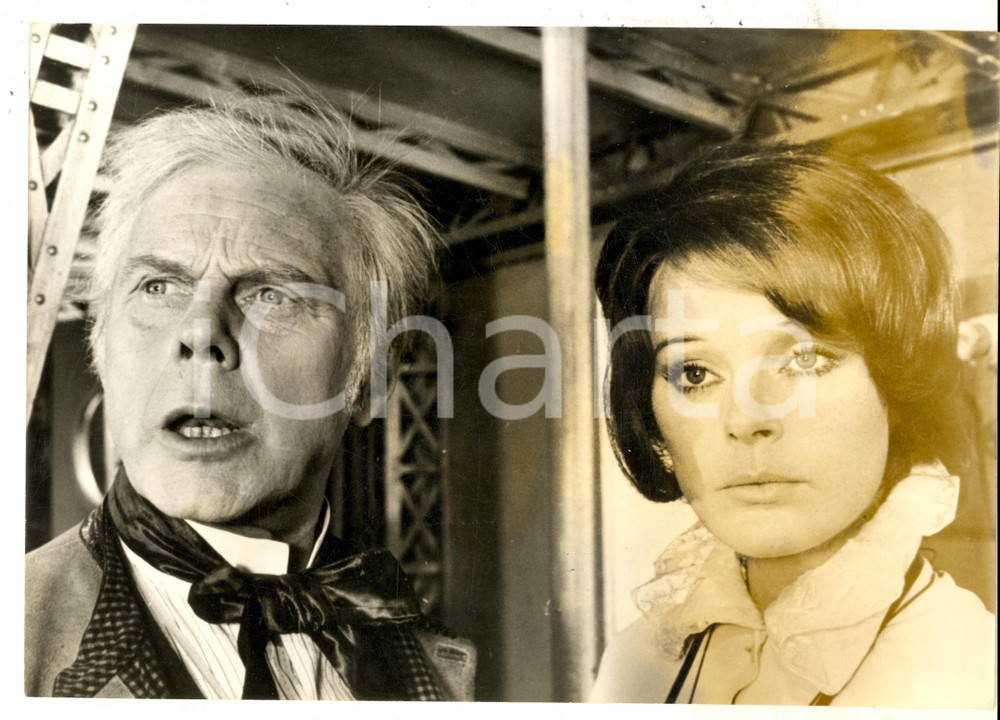 Fotografia d epoca originale 1971 CINEMA Film ZEPPELIN Ritratto di Marius GORING ed Elke SOMMER Foto 24x20 1