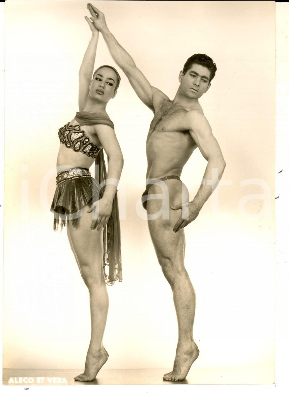 Fotografia d epoca originale 1960 ca FRANCE CIRCUS Ritratto degli acrobati ALECO e VERA Foto VALLOIS 1