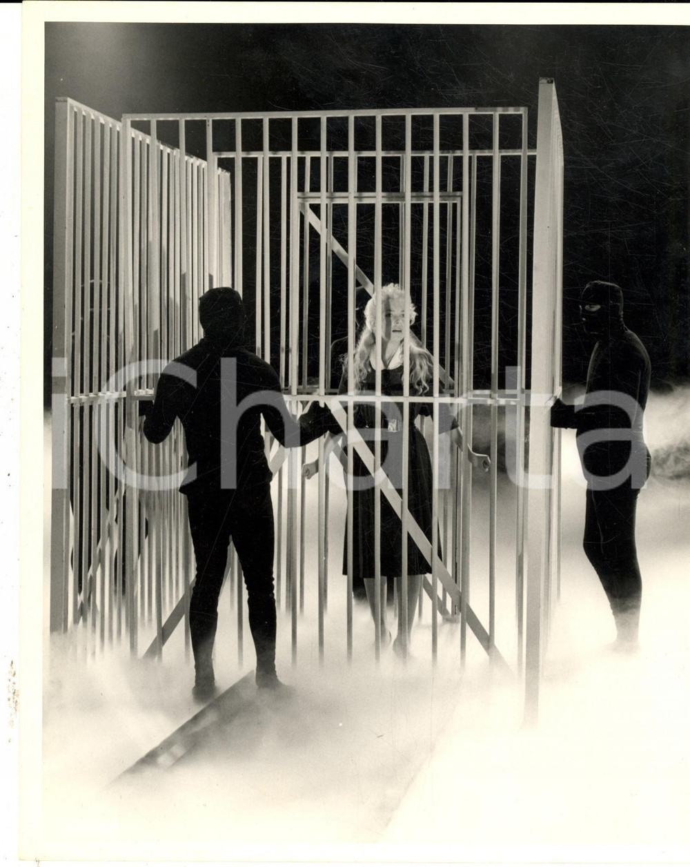 Fotografia d epoca originale 1958 CINEMA Film Passport to shame Diana DORS nella gabbia Foto di scena 1