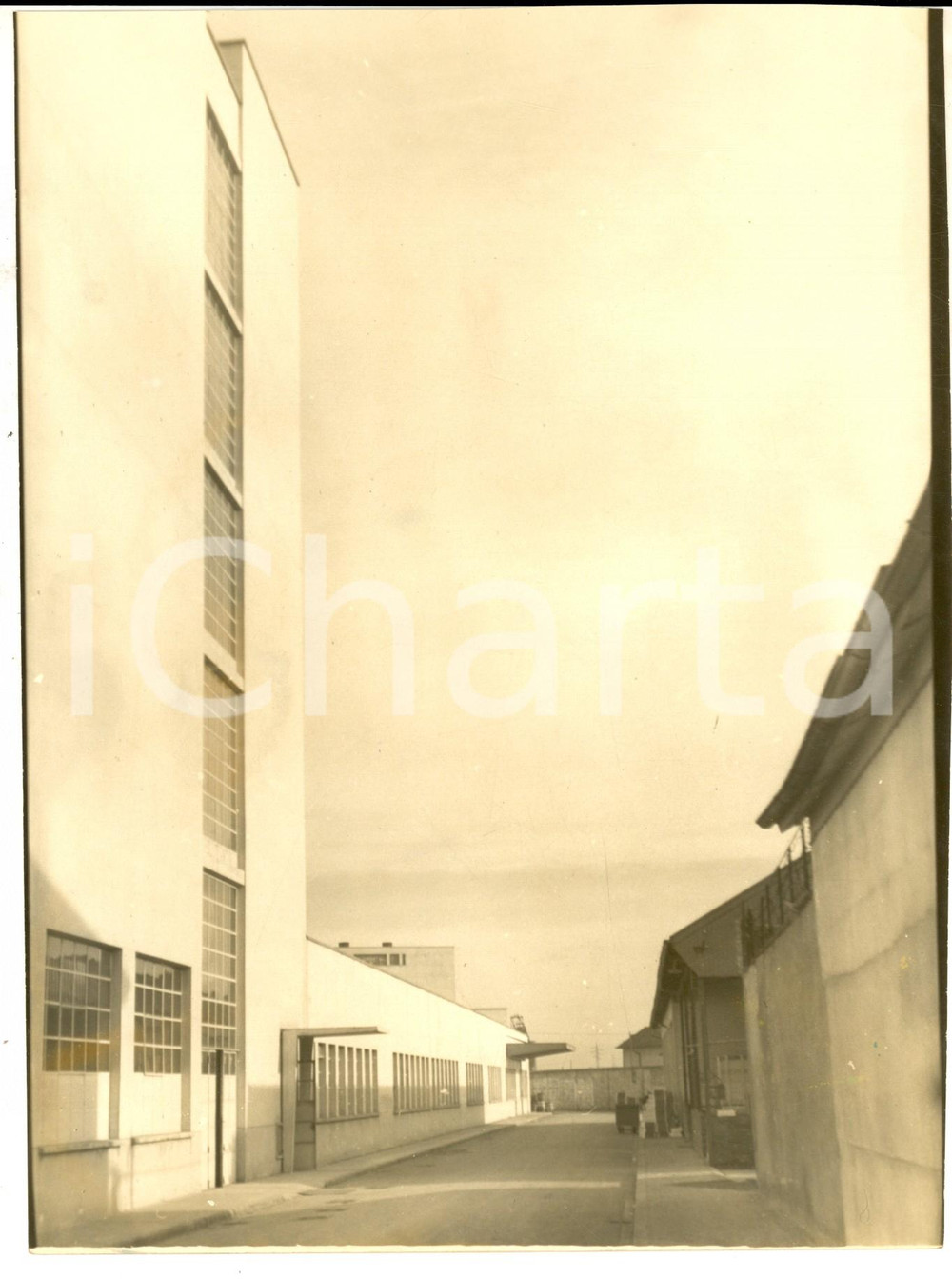 Fotografia d epoca originale 1950 ca AREA DI SARONNO Archeologia industriale  Palazzina di uffici Foto 1