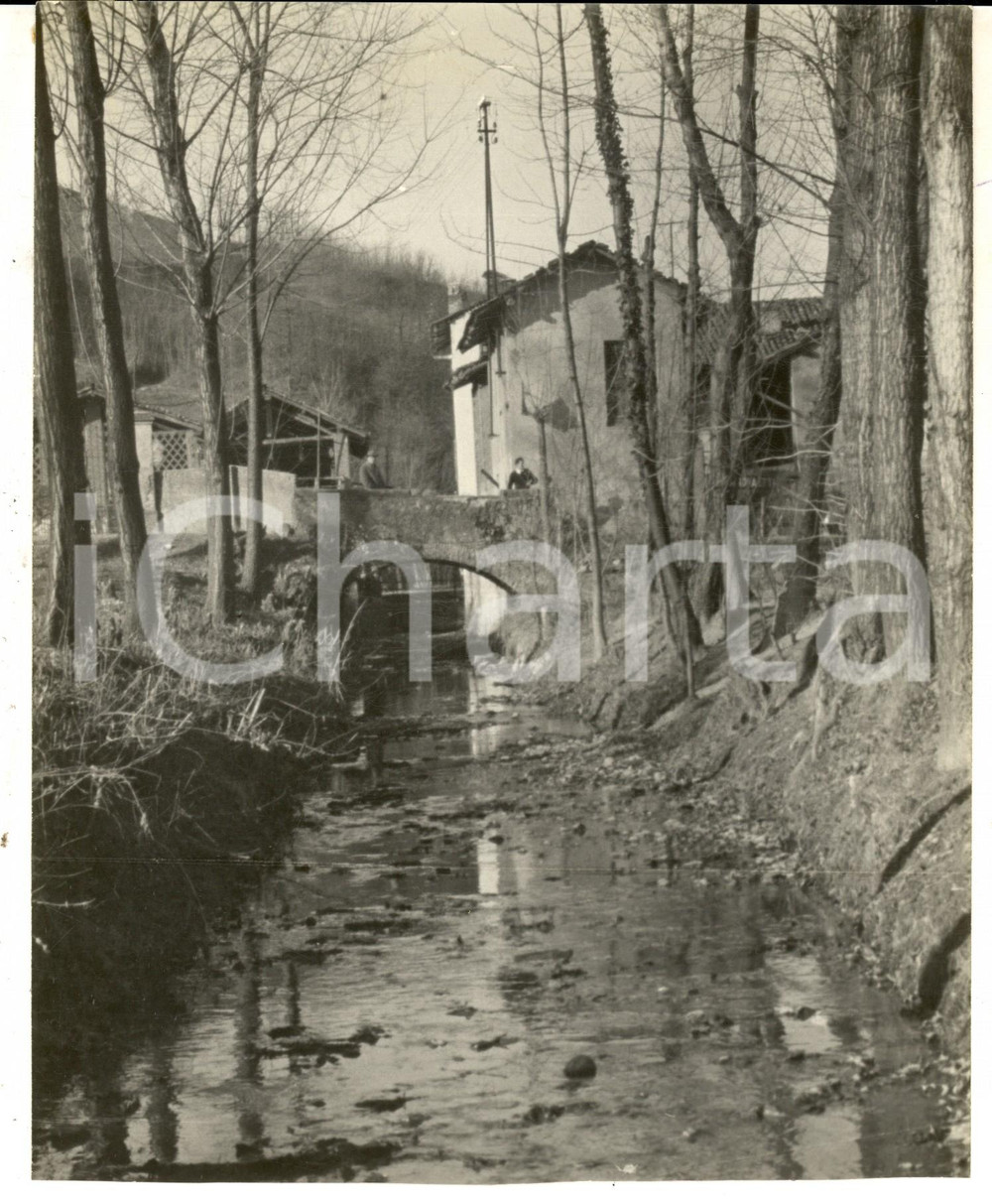 Fotografia d epoca originale 1950 ca AREA DI LECCO Veduta di campagna con torrente Foto artistica 18x23 1