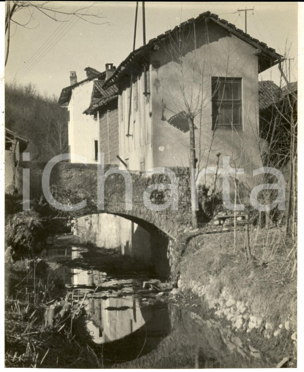 Fotografia d epoca originale 1950 ca AREA DI LECCO Veduta di campagna con torrente Foto artistica 18x22 cm 1