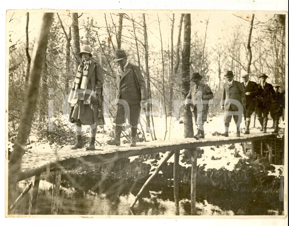 Fotografia d epoca originale 1940 ca AREA DI MILANO  Nobiltà a una battuta di caccia invernale Foto ARGO 1