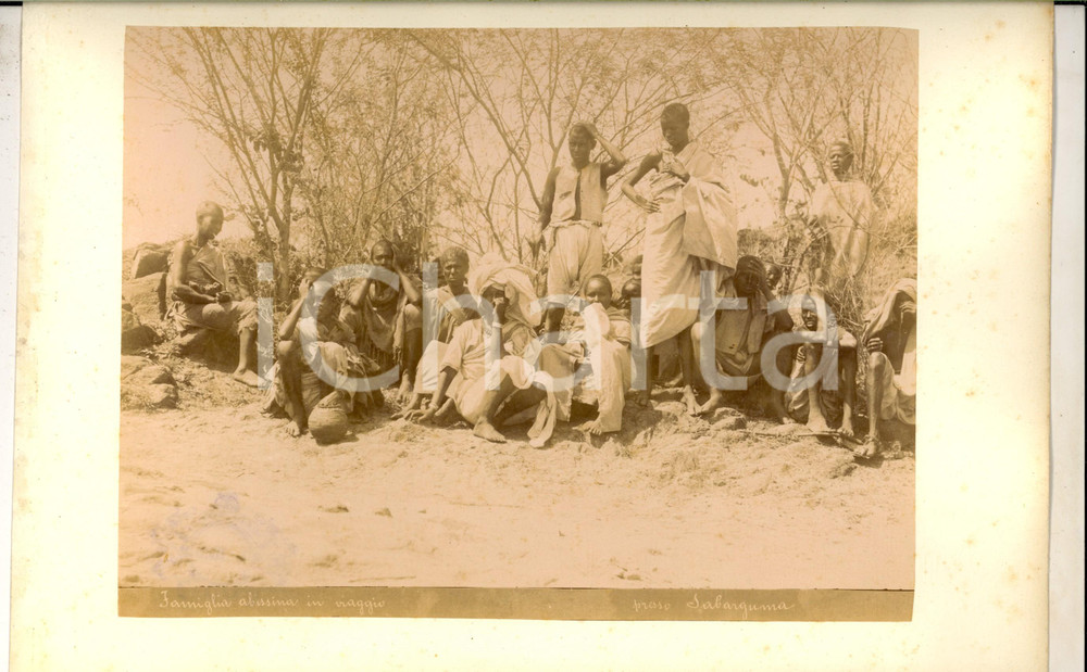 Fotografia d epoca originale 1890 ca SABARGUMA Colonia ERITREA Famiglia abissina in viaggio Foto 34x22 cm 1