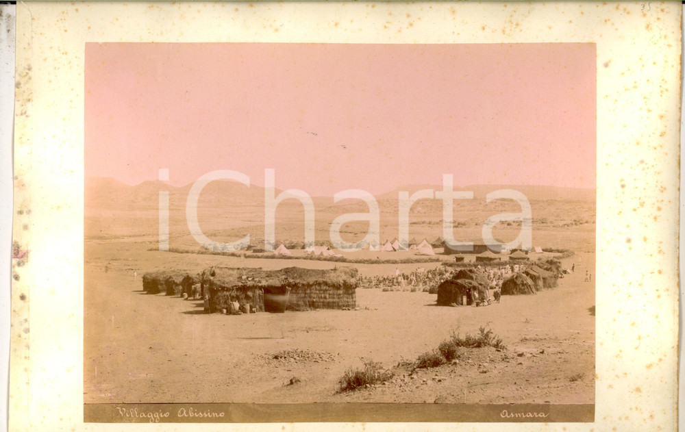Fotografia d epoca originale 1890 ca AOI ASMARA ERITREA Villaggio abissino tradizionale Foto ANIMATA 34x22 1