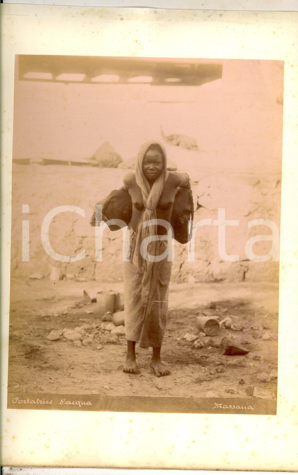 Fotografia d epoca originale 1890 ca MASSAUA ERITREA Ritratto di portatrice d acqua seminuda Foto 1