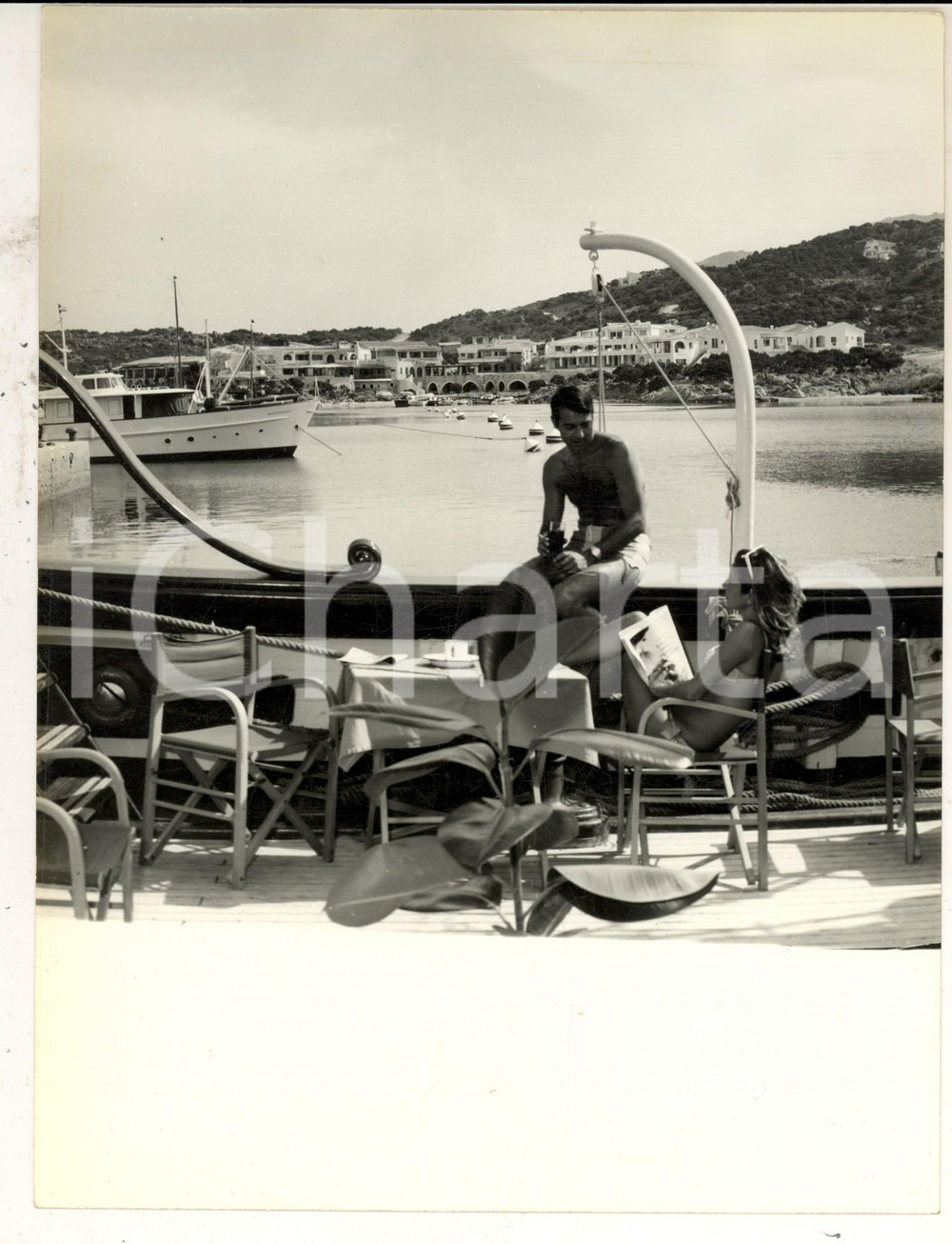 Fotografia d epoca originale 1960 ca PORTO CERVO  COSTA SMERALDA Coppia di turisti  Foto pubblicitaria 1