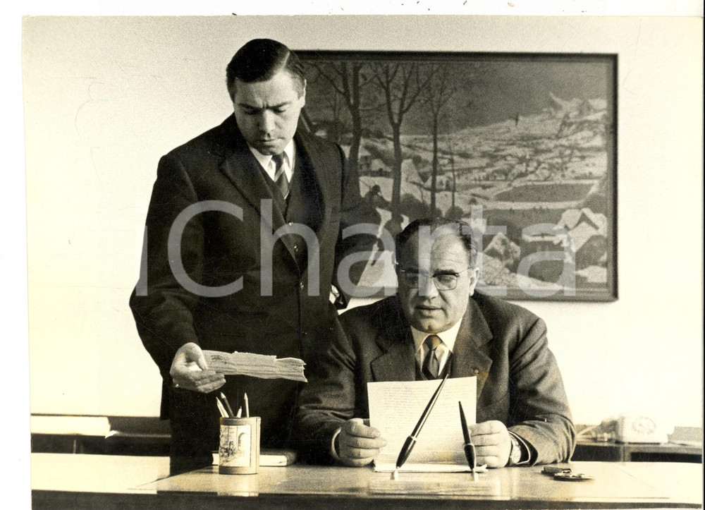 Fotografia d epoca originale 1965 ca BRUGHERIO Peppino ed Enzo FUMAGALLI nel loro ufficio alla CANDY Foto 1