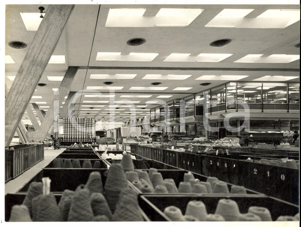 Fotografia d epoca originale 1965 ca TRISSINO Interno del copertificio MARZOTTO Fotografia 18x24 cm 1