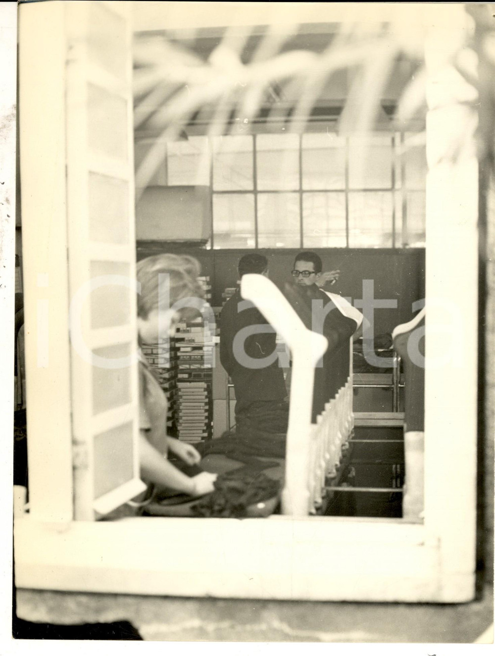 Fotografia d epoca originale 1965 ca LATINA Il lavoro nel CALZIFICIO DEL MEZZOGIORNO  Calze da uomo Foto 1