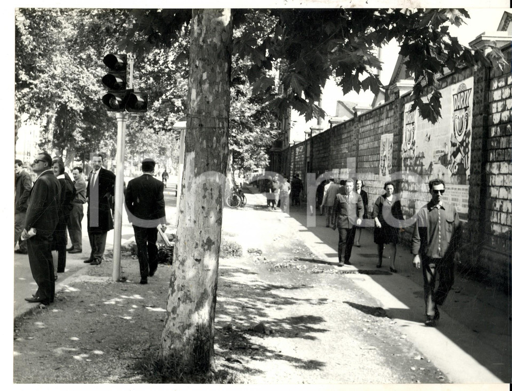 Fotografia d epoca originale 1965 ca MILANO LAMBRATE Colletti bianchi e tute blu Foto ARTISTICA 24x18 cm 1