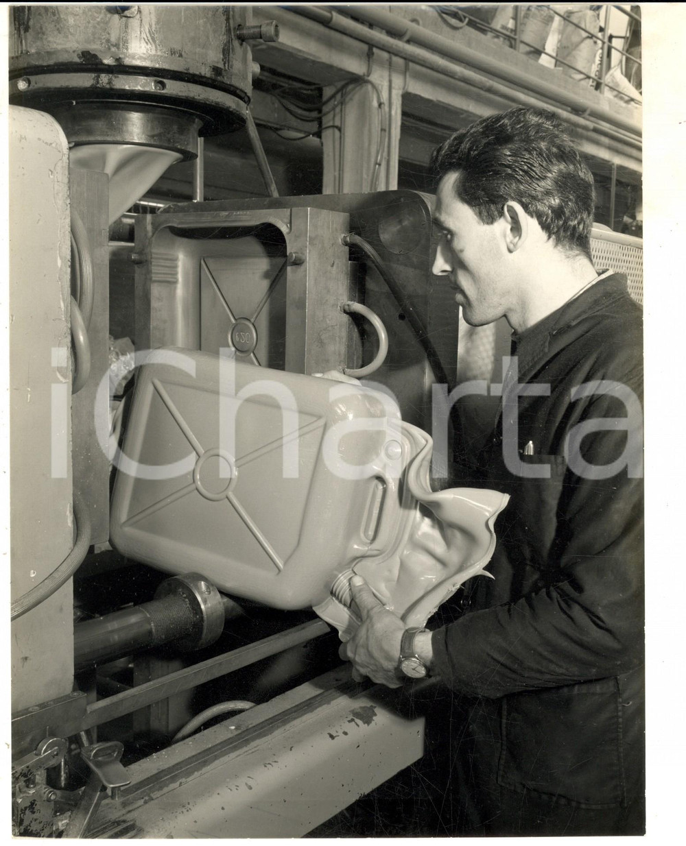 Fotografia d epoca originale 1962 SOCIETA  MONTECATINI Operaio realizza taniche da benzina in Moplen Foto 1