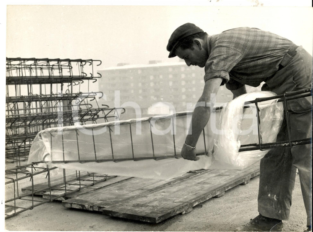 Fotografia d epoca originale 1963 SOCIETA  MONTECATINI Operaio sistema griglie in Fertene Foto 24x18 1