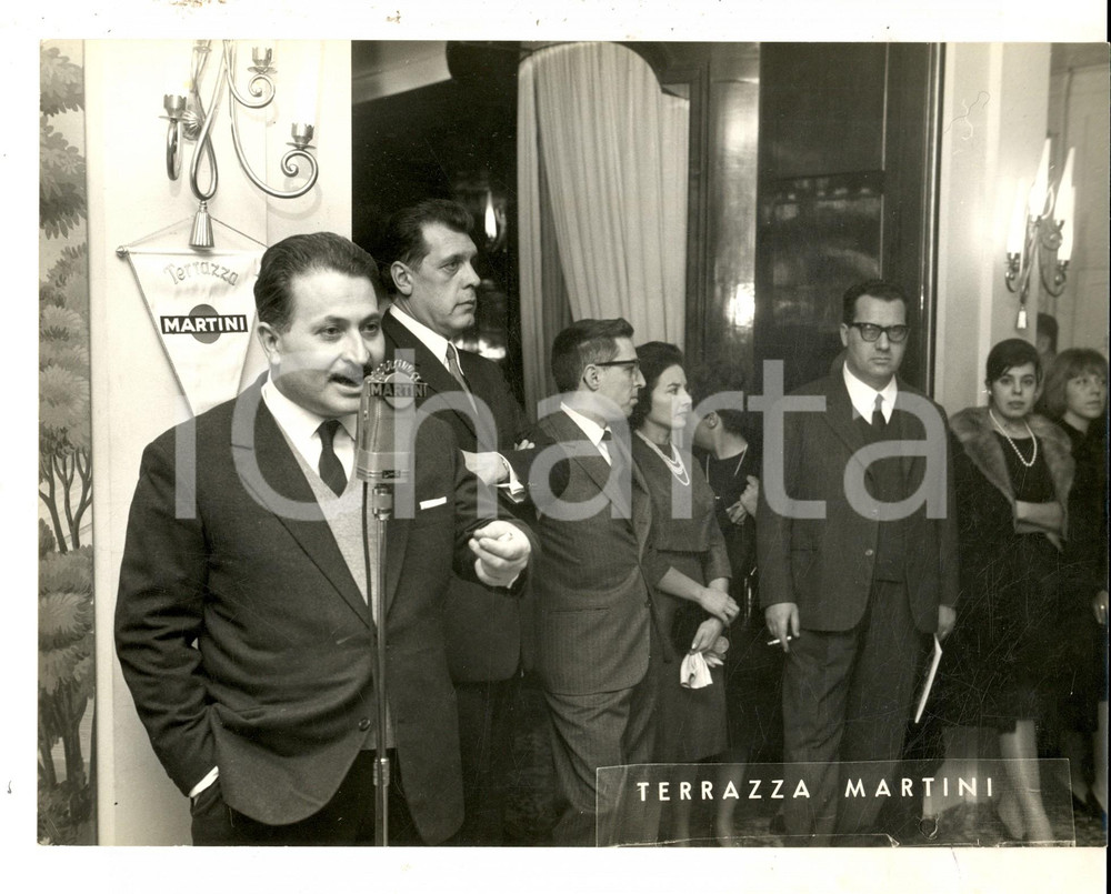 Fotografia d epoca originale 1965 ca MILANO Una serata mondana alla TERRAZZA MARTINI Foto 24x18 cm 1