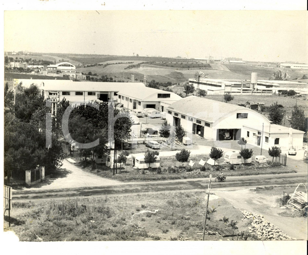 Fotografia d epoca originale 1965 ca POMEZIA Veduta esterna di una fabbrica di roulottes Fotografia 24x18 cm 1