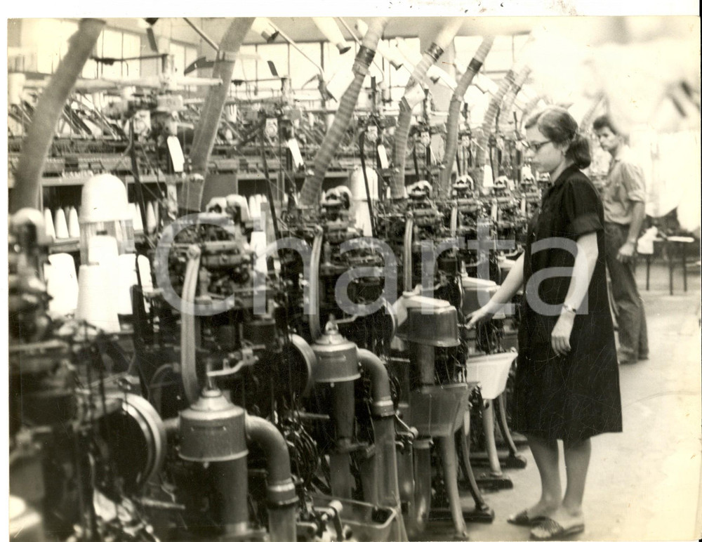 Fotografia d epoca originale 1965 ca AREA DI ROMA Operaia al lavoro in uno stabilimento Foto reportage 1