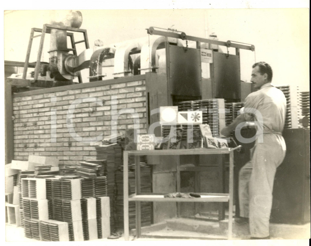 Fotografia d epoca originale 1966 ROMA Operaio al lavoro in una fabbrica di mattonelle Fotografia 24x18 1